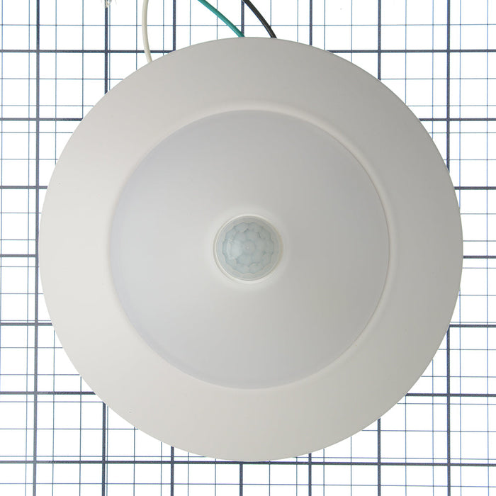 RAB Economy Disk PIR 4 Inch Round Metallic White 10W 600Lm 120V 3000K/4000K/5000K 90 CRI Triac Dimming (DSKFA-4R109CCT120WS/PIR)