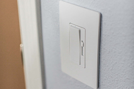 Pass And Seymour Radiant Tru Universal Single Pole/3-Way 700W Dimmer White (RH703PTUW)